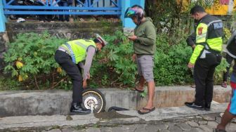 Kelajuan, Pengendara RX King Kecelakaan di Jalan Brigjen Katamso Bontang, Terperosok Sampai Masuk Dalam Parit