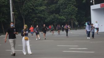 Warga berolahraga di kompleks Gelora Bung Karno, Senayan, Jakarta, Minggu (13/2/2022). [Suara.com/Angga Budhiyanto]