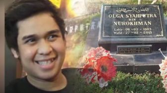 Peringati Ulang Tahun, Ini 4 Momen Keluarga Ziarah ke Makam Olga Syahputra