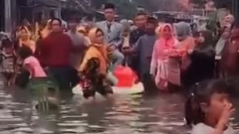 Viral Pengantin Pria dan Pengiring Terjang Banjir di Pasuruan