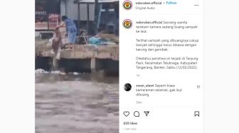 Miris, Emak-emak Buang Sampah Sekarung Besar ke Laut Pakai Gerobak, Warganet Jengkel hingga Tuai Perdebatan