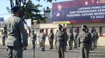 Personil Brimob Batalyon A Pelopor Latihan Hadapi Kerusuhan Massal di Kota Makassar