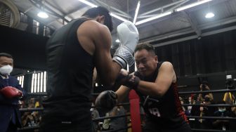 Presenter Vicky Prasetyo beradu tinju (boxing) dengan peraih medali emas PON Papua 2020 Jekson Karmela di United Gym, Cengkareng, Jakarta, Senin (14/2/2022). [Suara.com/Angga Budhiyanto]