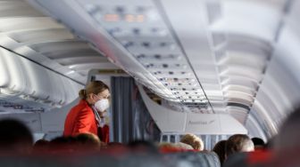 Viral Penumpang Lukis Wajah Pramugari Selama Penerbangan, Publik Salut Melihat Hasilnya