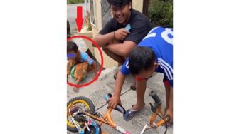 Aksi Bocah Duduk di Atas Bola Berakhir Apes Masuk ke Got, Warganet: Hakikat Kejengkang