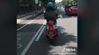 Cewek Ini Rayakan Valentine dengan Mengendarai Motor Baru di Jalanan Surabaya Tuai Pujian Warganet