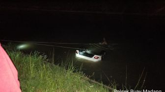 Viral Detik-detik Evakuasi Pengendara Mobil Terjebak di Mobil yang Tercebur ke Sungai Irigasi di OKU Timur