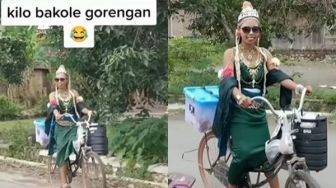 Unik, Penjual Gorengan Bikin Geger Warga karena Pakai Outfit Ini saat Berdagang