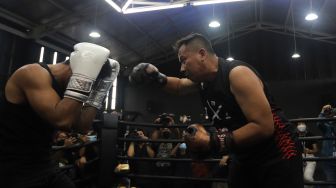 Presenter Vicky Prasetyo beradu tinju (boxing) dengan peraih medali emas PON Papua 2020 Jekson Karmela di United Gym, Cengkareng, Jakarta, Senin (14/2/2022). [Suara.com/Angga Budhiyanto]