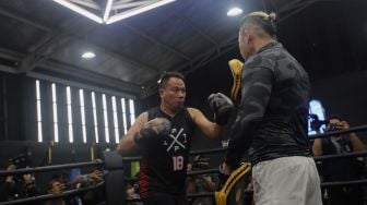 Presenter Vicky Prasetyo bersiap untuk beradu tinju (boxing) dengan pengacara Hotman Paris Hutapea di United Gym, Cengkareng, Jakarta, Senin (14/2/2022). [Suara.com/Angga Budhiyanto]