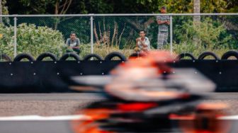 Viral Potret Warga Lokal Nonton MotoGP Pakai Sarung, Bikin Salah Fokus