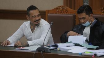 Terdakwa yang juga musisi I Gede Ari Astina atau Jerinx Superman is Dead (SID) menjalani sidang lanjutan kasus pengancaman melalui media elektronik pada Adam Deni dengan agenda mendengarkan keterangan dari saksi ahli di Pengadilan Negeri (PN) Jakarta Pusat, Jakarta, Senin (14/2/2022). [Suara.com/Angga Budhiyanto]