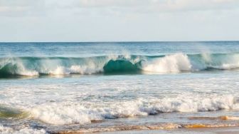 Sempat Dilarang Berenang, Enam Pelajar Terseret Ombak Pantai Ciantir hingga Seorang Belum Ditemukan