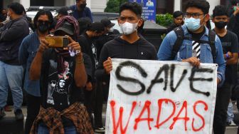 Mahasiswa yang tergabung dalam Aliansi Asura membawa poster saat berunjuk rasa di depan Balai Kota Malang, Malang, Jawa Timur, Senin (14/2/2022).  ANTARA FOTO/Ari Bowo Sucipto