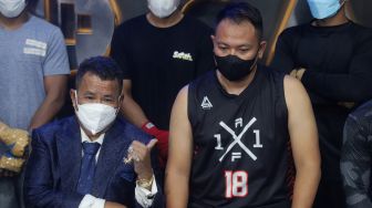 Pengacara Hotman Paris Hutapea dan presenter Vicky Prasetyo memberikan keterangan pers usai beradu tinju (boxing) di United Gym, Cengkareng, Jakarta, Senin (14/2/2022). [Suara.com/Angga Budhiyanto]