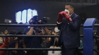 Pengacara Hotman Paris Hutapea beradu tinju (boxing) dengan presenter Vicky Prasetyo di United Gym, Cengkareng, Jakarta, Senin (14/2/2022). [Suara.com/Angga Budhiyanto]