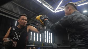 Presenter Vicky Prasetyo bersiap untuk beradu tinju (boxing) dengan pengacara Hotman Paris Hutapea di United Gym, Cengkareng, Jakarta, Senin (14/2/2022). [Suara.com/Angga Budhiyanto]