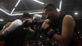 Presenter Vicky Prasetyo beradu tinju (boxing) dengan peraih medali emas PON Papua 2020 Jekson Karmela di United Gym, Cengkareng, Jakarta, Senin (14/2/2022). [Suara.com/Angga Budhiyanto]