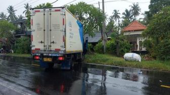 Pria Paruh Baya Ditabrak Truk Saat Memindahkan Barang Rongsokan di Bypass Denpasar-Gilimanuk