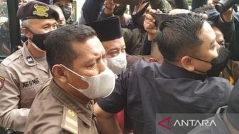 Berpeci Hitam dan Tangan Diborgol, Herry Pemerkosa 13 Santriwati Jalani Sidang Vonis Hari Ini