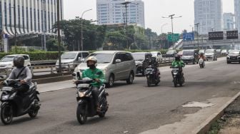 Sejumlah kendaraan melintas di Jalan Gatot Subroto, Jakarta Selatan, Selasa (15/2/2022). [Suara.com/Alfian Winanto]