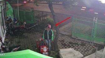 Pria Berjaket Ojol Curi Sepeda Motor di Sidoarjo, Aksinya Terekam CCTV