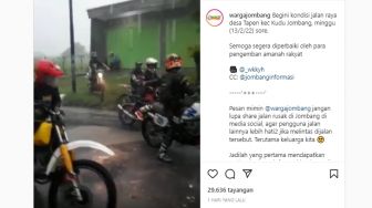 Viral Jalanan Rusak Penuh Genangan Air di Jombang Jadi Arena Balap Motor Trail