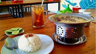 Soto Jayadi, Sajikan Soto Betawi Asli di Atas Kompor Mini