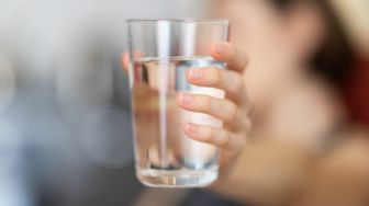 Manfaat Minum Air Putih di Pagi Hari, Bisa Turunkan Berat Badan!
