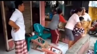 Ngakak, Begini Cara Jitu Seorang Bapak Bubarkan Emak-emak yang Tengah Bergosip Ria, Ampuh!