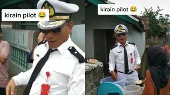 Penjual Cilok Pakai Baju Pilot Buat Sandiaga Uno Heran, Marketing-nya Dipuji