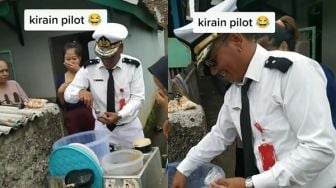 Unik! Penjual Cimol Cosplay Pakai Kostum Pilot, Warganet: Bagus Marketingnya