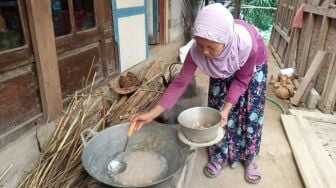 Minyak Goreng Mahal, Warga di Magelang Kembali Buat Minyak Kelapa