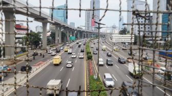 Sejumlah kendaraan melintas di Jalan Gatot Subroto, Jakarta Selatan, Selasa (15/2/2022). [Suara.com/Alfian Winanto]