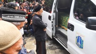 Keluarga saat melakukan proses shalat jenazah untuk Artis Dorce Gamalama sebelum dimakamkan di Masjid Al Hayyu 63, Lubang Buaya, Jakarta Timur, Rabu (16/2/2022). [Suara.com/Alfian Winanto]