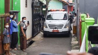 Mobil jenazah Artis Dorce Gamalama saat tiba di Masjid Al Hayyu 63, Lubang Buaya, Jakarta Timur, Rabu (16/2/2022). [Suara.com/Alfian Winanto]