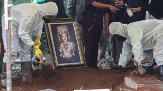 Kisruh Harta Warisan Dorce Gamalama, Keluarga 'Perang' dengan Anak Angkat Sampai Minta Uang Sumbangan Diaudit