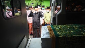 Keluarga saat melakukan proses shalat jenazah untuk Artis Dorce Gamalama sebelum dimakamkan di Masjid Al Hayyu 63, Lubang Buaya, Jakarta Timur, Rabu (16/2/2022). [Suara.com/Alfian Winanto]