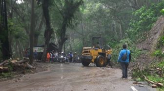 Akses Jalan Trenggalek-Ponorogo Telah Bersih dari Material Longsor