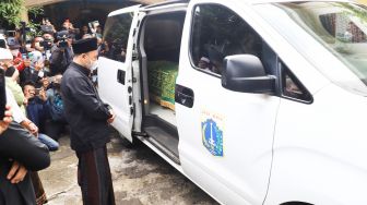 Keluarga saat melakukan proses shalat jenazah untuk Artis Dorce Gamalama sebelum dimakamkan di Masjid Al Hayyu 63, Lubang Buaya, Jakarta Timur, Rabu (16/2/2022). [Suara.com/Alfian Winanto]