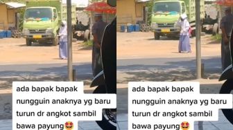 Tunggu Anak Gadisnya Turun dari Angkot Sambil Bawa Payung, Bapak-bapak Ini Bikin Publik Tersentuh