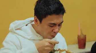 Raditya Dika Bingung Cara Makan di Warteg: Emang Kaya dari Lahir