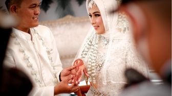 Sad Banget! Pengantin Wanita Ini Menangis di Pelaminan saat Foto Bareng Mantan Kekasih