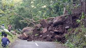 Tebing Setinggi 8 Meter Longsor, Jalur Gedangsari-Klaten Terputus