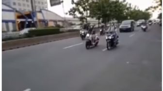 Viral Aksi Sukarela Seorang Driver Ojol Bersihkan Jalanan dari Ranjau Paku, Warganet: Salut Ane Bang