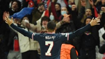 Penyerang Paris Saint-Germain, Kylian Mbappe, merayakan golnya setelah mencetak gol selama pertandingan sepak bola leg pertama babak 16 besar Liga Champions antara Paris Saint-Germain (PSG) melawan Real Madrid di Stadion Parc des Princes, Rabu (16/2/2022) dini hari WIB.  Alain JOCARD / AFP