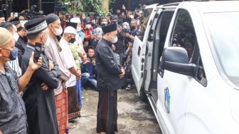 Keluarga melakukan proses shalat jenazah untuk Artis Dorce Gamalama sebelum dimakamkan di Masjid Al Hayyu 63, Lubang Buaya, Jakarta Timur, Rabu (16/2/2022). [Suara.com/Alfian Winanto]