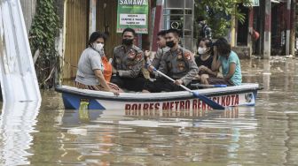 Curah Hujan Tinggi Masih Tinggi, Warga di Bantaran Kali Bekasi Diminta Ekstra Waspada