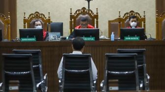 Terdakwa mantan Wakil Ketua DPR Azis Syamsuddin saat menjalani sidang putusan kasus suap kepada mantan penyidik KPK AKP Stepanus Robin Pattuju untuk pengurusan perkara Dana Alokasi Khusus (DAK) Lampung Tengah, di Pengadilan Tipikor, Kamis (17/2/2022). [Suara.com/Alfian Winanto]