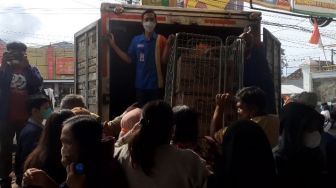 Tak Peduli PPKM Level 3, Puluhan Emak-emak Berebut Minyak Goreng di Minimarket